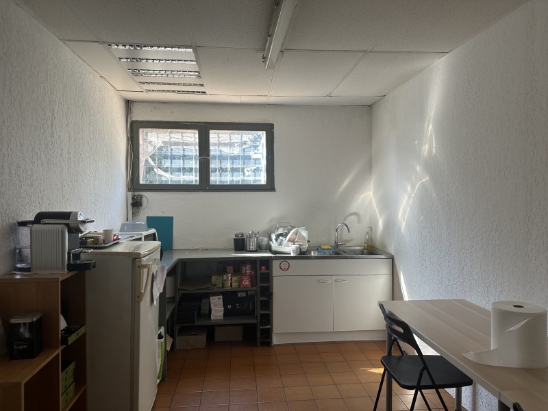 accès poids lourds pour venir distribuer un atelier stockage avec bureaux en location à rognac 13340