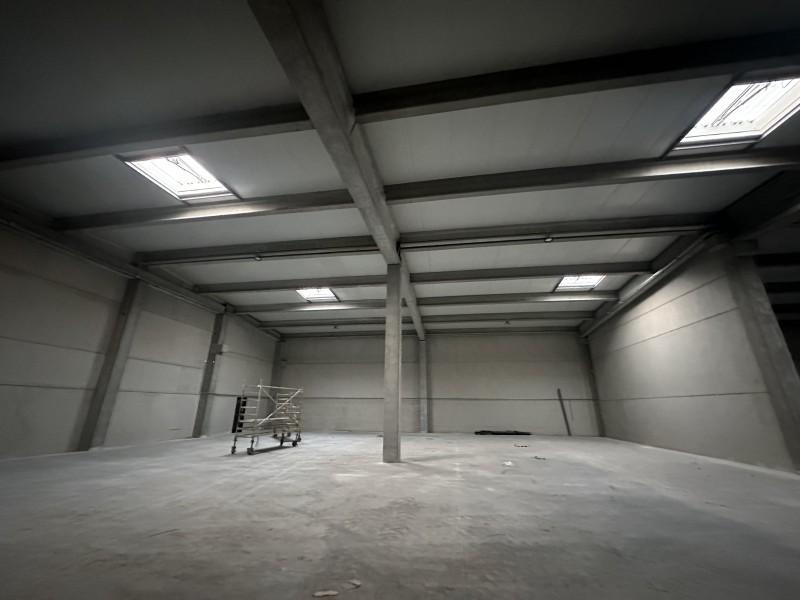 location entrepôt avec plateforme de stockage couverte plateforme pouvant être aménagée en bureaux LANCON DE PROVENCE