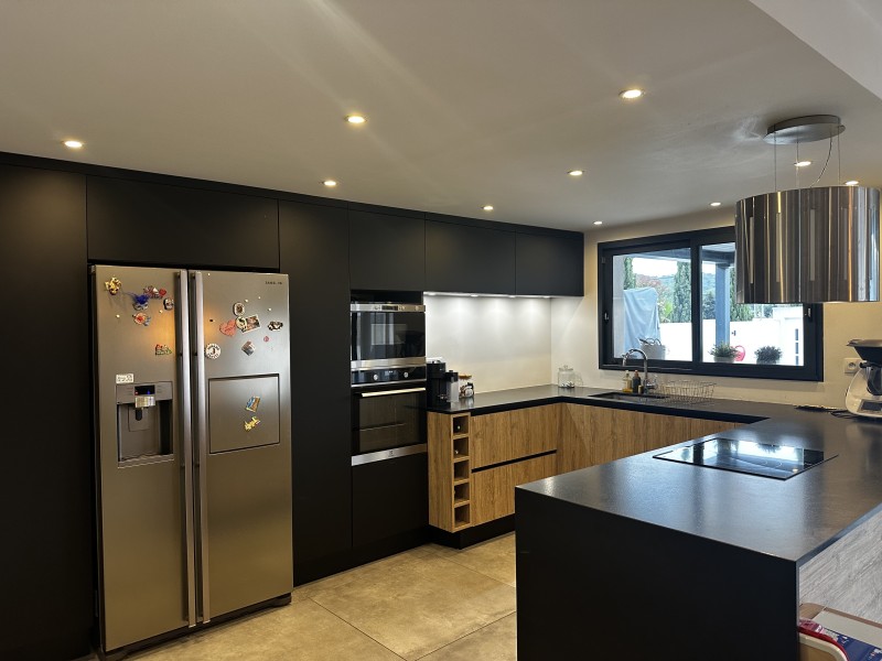 villa en location disponible à ventabren 3 chambres cuisine équipée piscine