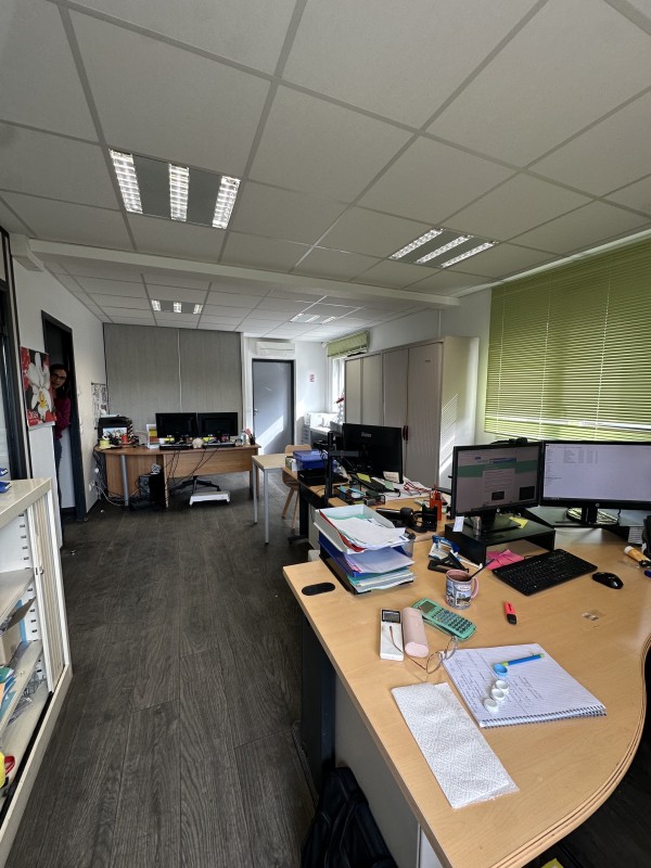 velaux immeuble à louer dans le parc d'activités de la verdière 13880 