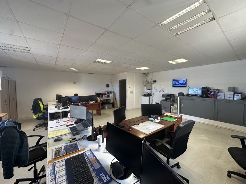louer un entrepôt à rognac avec bureaux climatisés et parking privatif