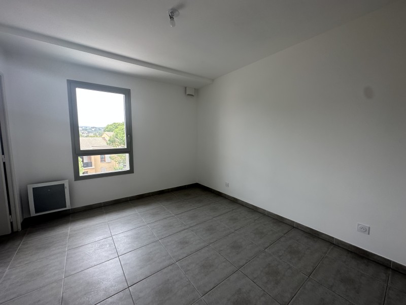 aix en provence pont de l'arc proche des axes autoroutiers commerces et bus location d'un appartement T2 avec terrasse