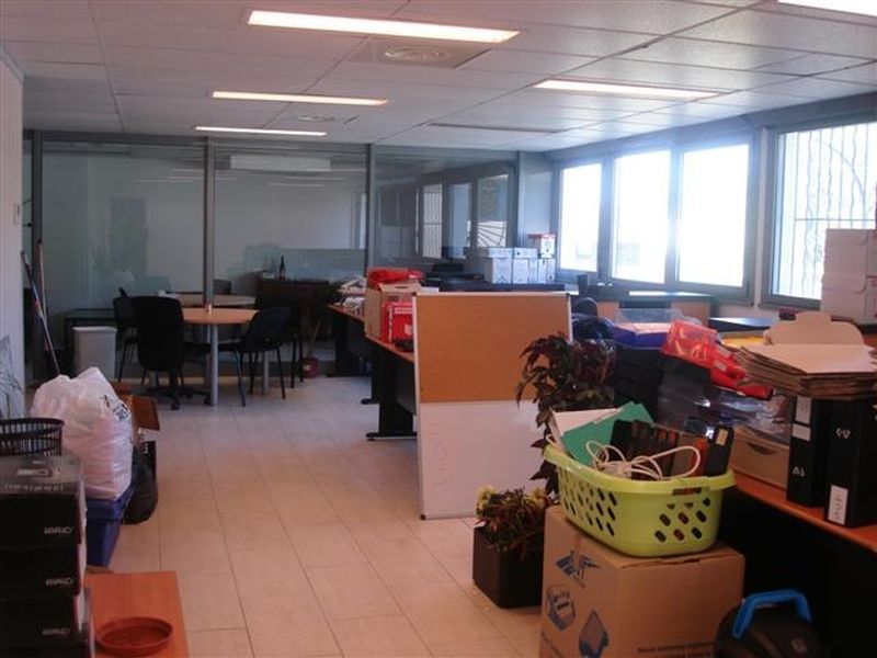 Bureaux  Vitrolles departement bdr  5 minutes proche des axes autoroutiers aéroport marignane open space salle de reunion parking privatif