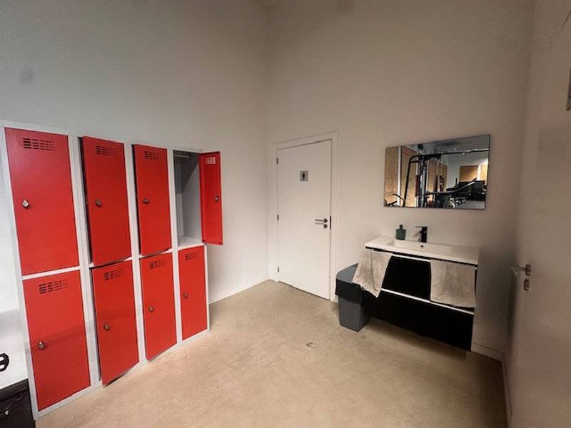 locaux professionnels ou commerciaux en location à ventabren avec parking climatisation