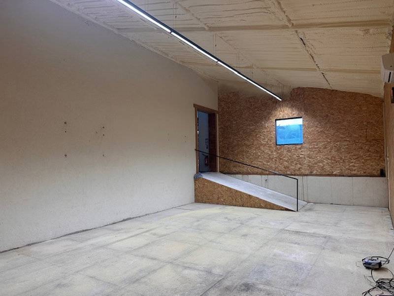 locaux à louer à ventabren en très bon état proche axes routiers espace climatisé