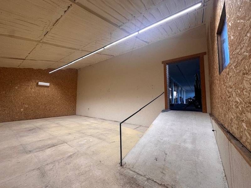 locaux commerciaux à louer à ventabren en bordure de voie avec réserve en sous-sol accessible par rampe