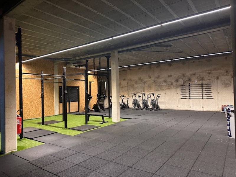 surface commerciale à louer avec ou sans réserve sous-sol parking accessibilité PMR ventabren