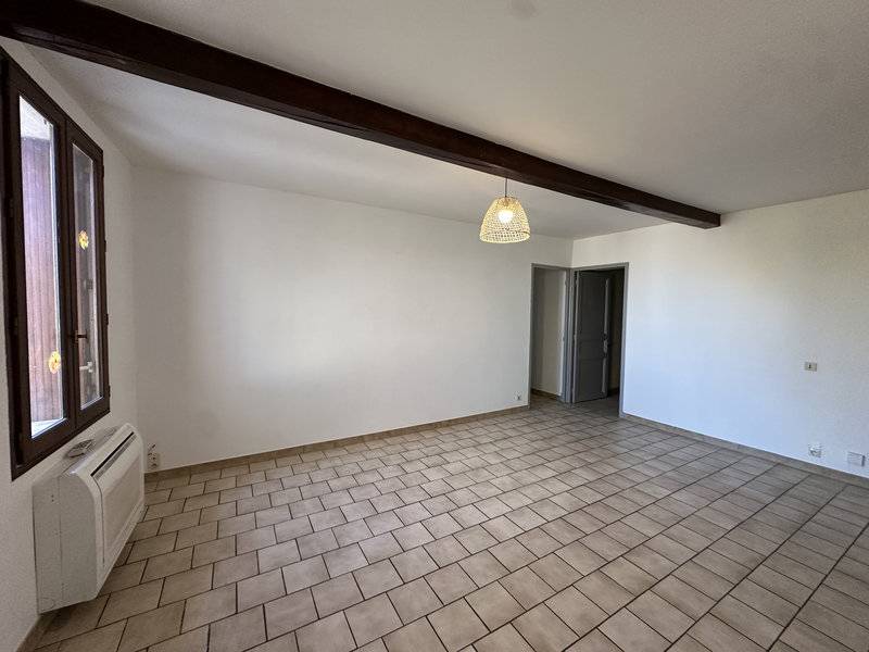 T2 à louer une chambre logement climatisé avec cuisine équipée à rognac