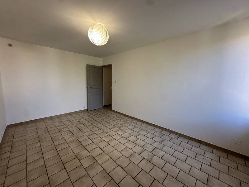 location T2 1er étage centre-ville de rognac avec commerces à proximité immédiate