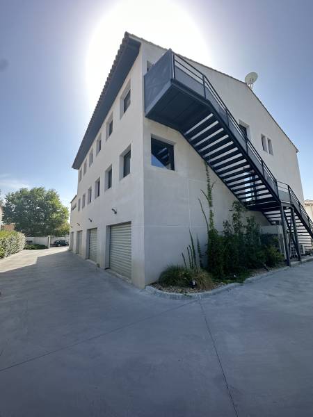 dans un ensemble récent et élégant location de bureaux 60m² à velaux