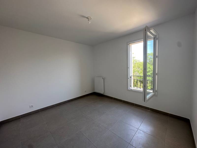 Appartement T2 avec terrasse à louer dans le centre-ville de Pelissanne