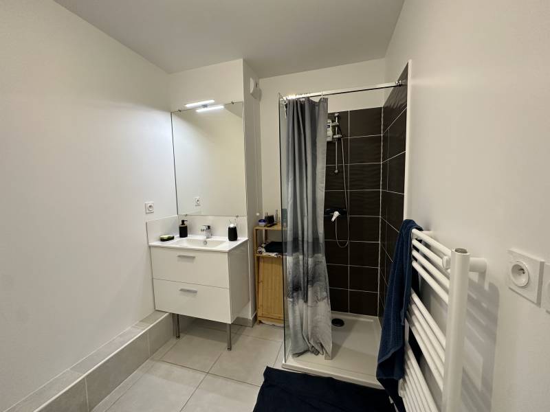 logement à louer avec terrasse et parking une chambre avec placard équipé