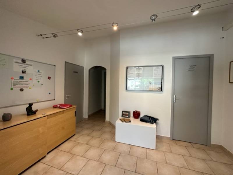 locaux à louer avec salle d'attente privative parking à velaux