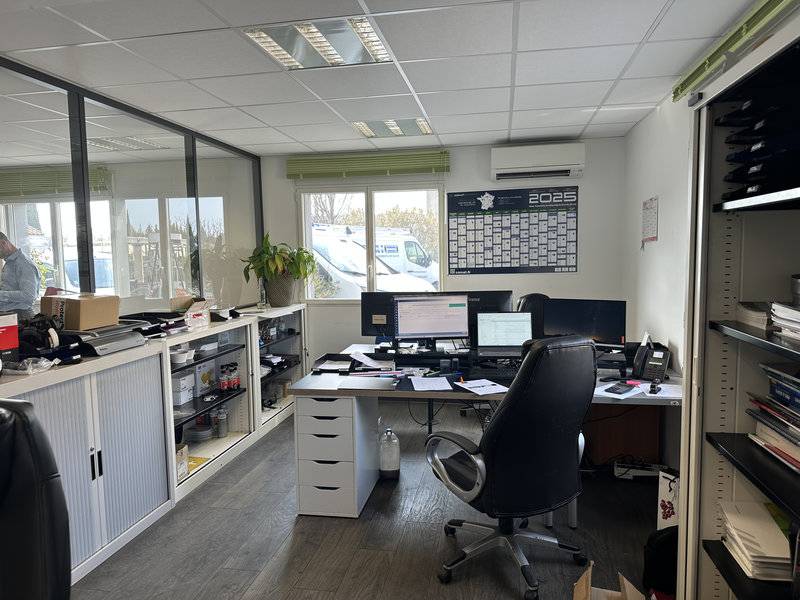 Immeuble à vendre à velaux comprenant bureaux stockage et terrain