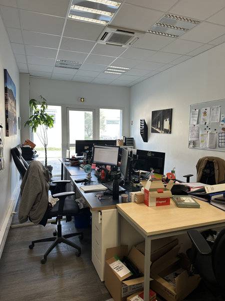 Immeuble à vendre à velaux comprenant bureaux stockage et terrain