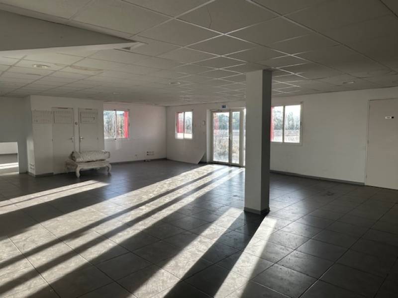 louer bureaux entrepôt et terrain accessible aux poids lourds proche autoroute PEAGE SALON NORD