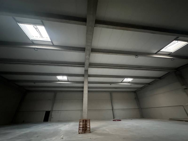 proche autoroute et rn 113 à louer entrepôt lançon de provence