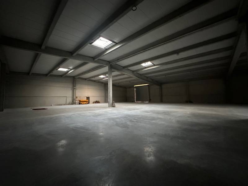 location entrepôt de stockage 1111m avec terrain acces axes routiers lancon de provence