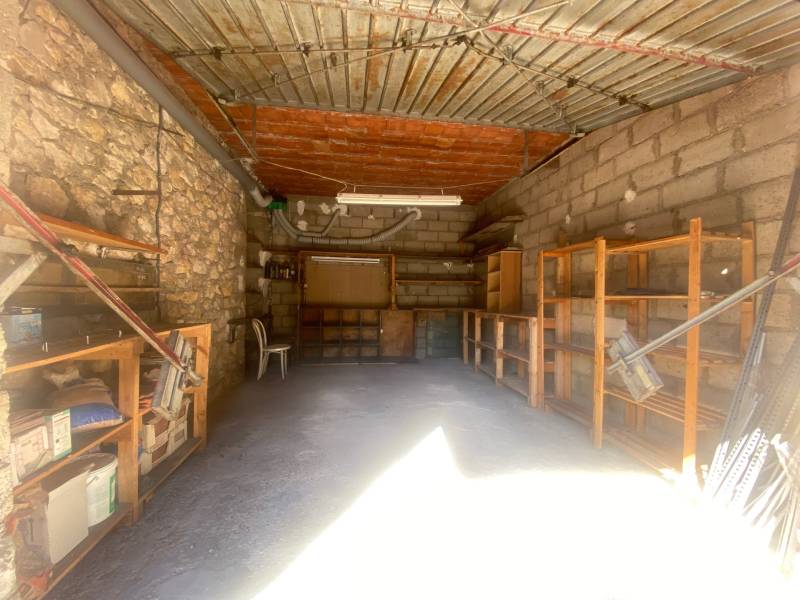 garage à louer avec un appartement T3 au premier étage rognac 13340