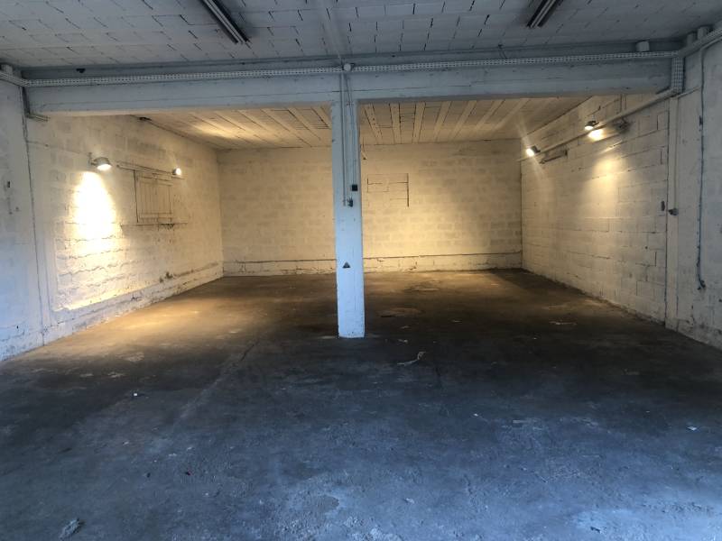 entrepôt locaux d'activités ou stockage avec bureaux et terrain privatif disponible à la location à rognac 13340