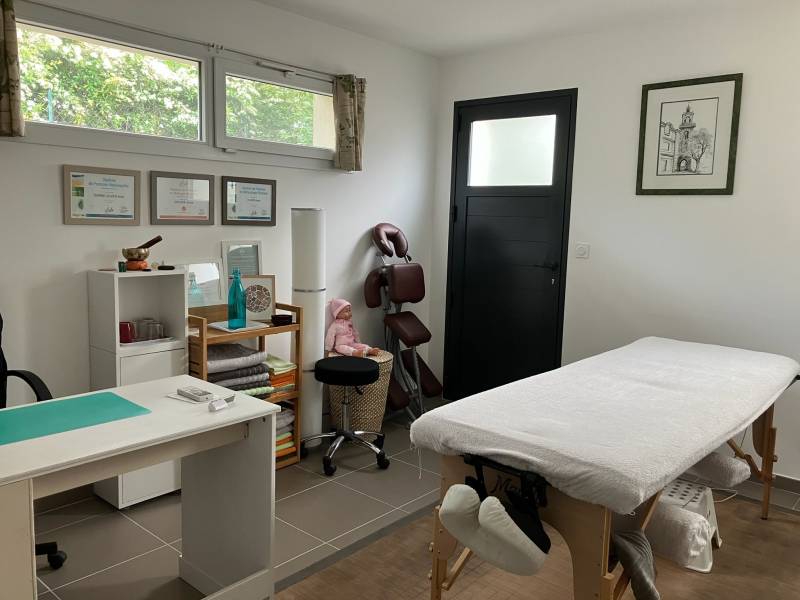 velaux location d'un bureau professionnel en rez de chaussée avec parking exclusif à la patientèle