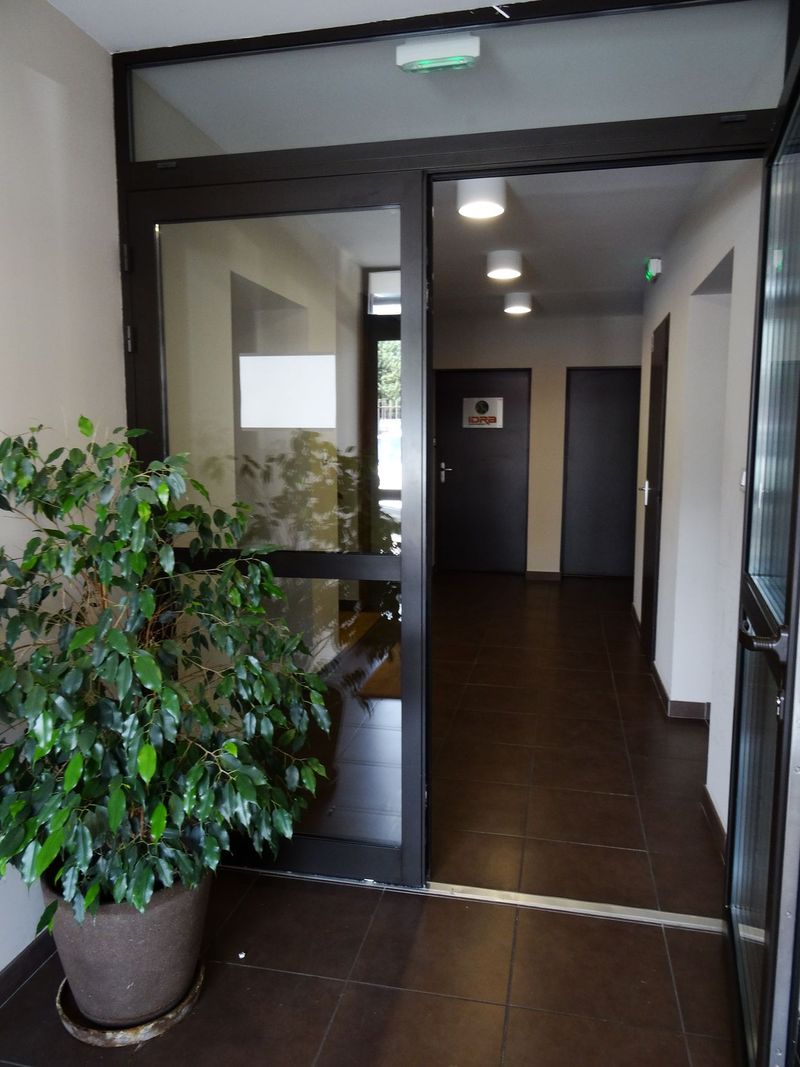 bureaux climatisés en rez de chaussée à louer à eguilles 13