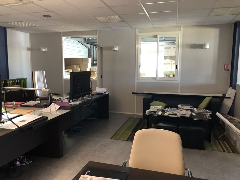 locaux d'activités  velaux  parc d'activités de la verdière places de parking privatives