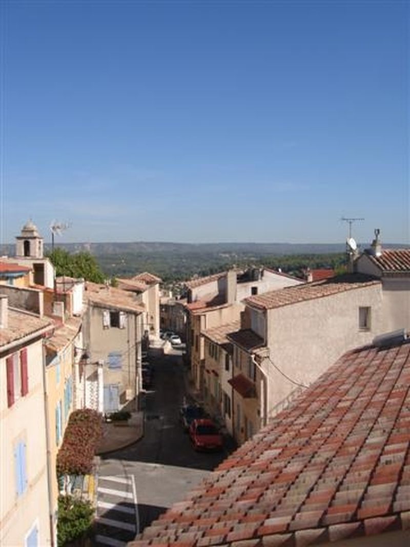 Appartement  velaux  village très bon état, stationnement facile.