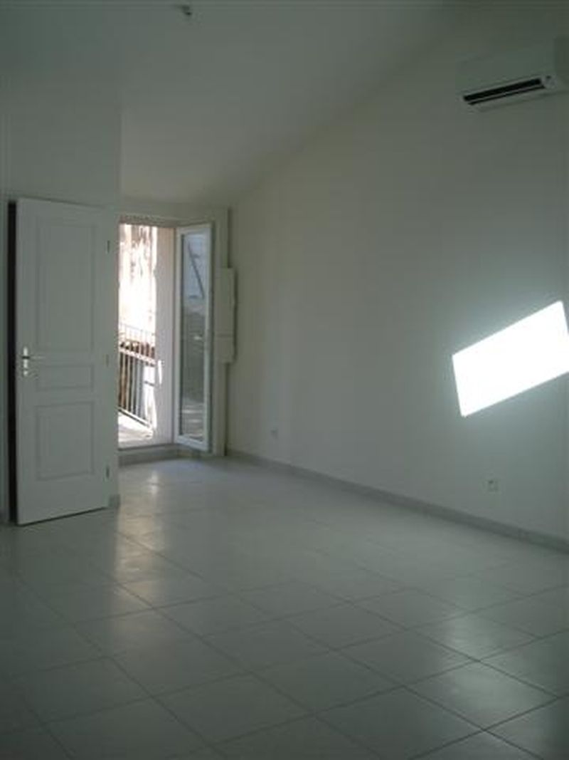 Appartement  velaux  village très bon état, stationnement facile.