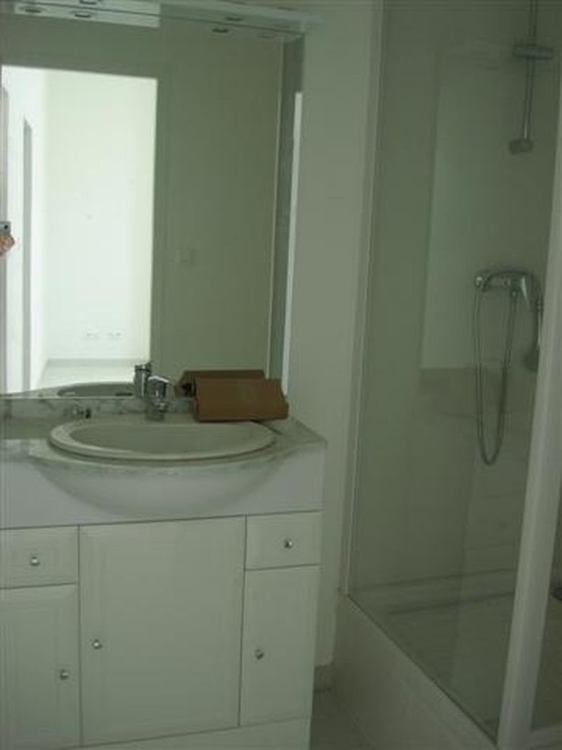 Appartement  velaux  village très bon état, stationnement facile.