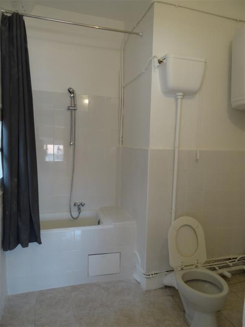 salle de bain avec wc