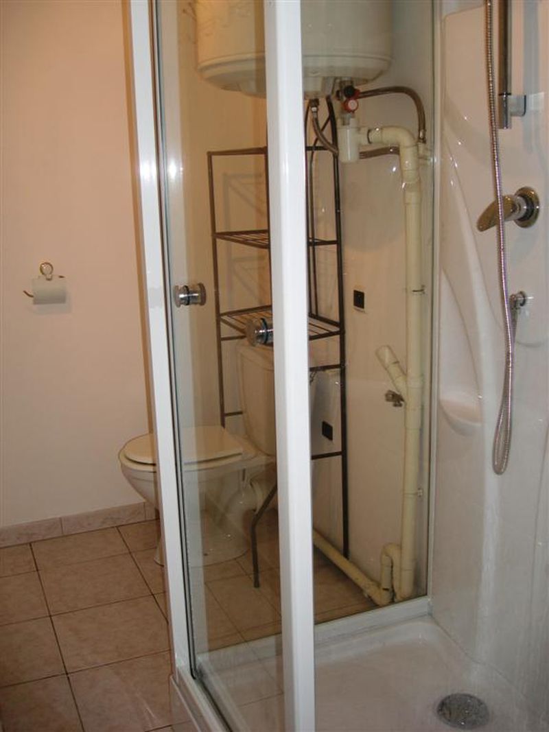 salle d'eau avec wc d'un studio en campagne à velaux