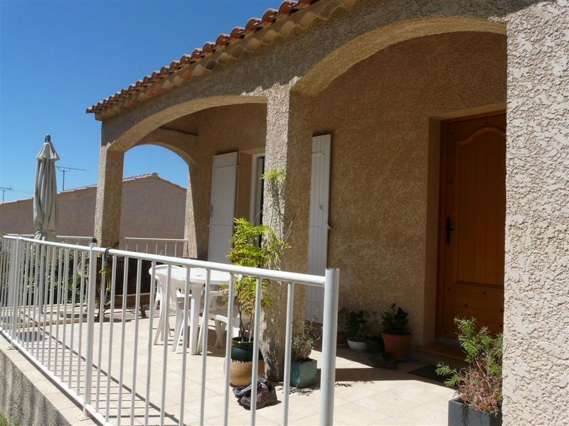terrasse carrelée exposée sud d'une maison à louer à velaux 13