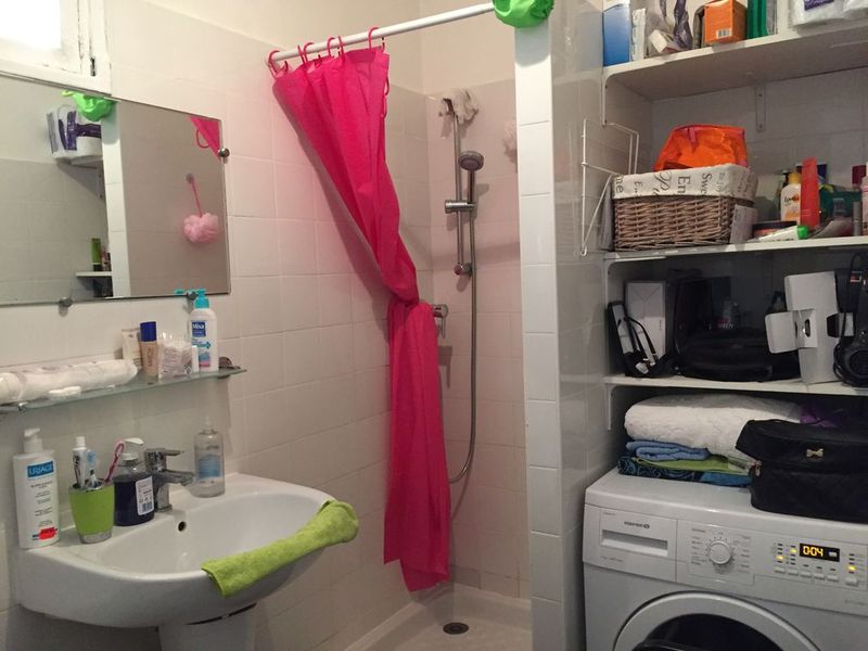 salle d'eau d'un T2 à louer à la fare les oliviers 13