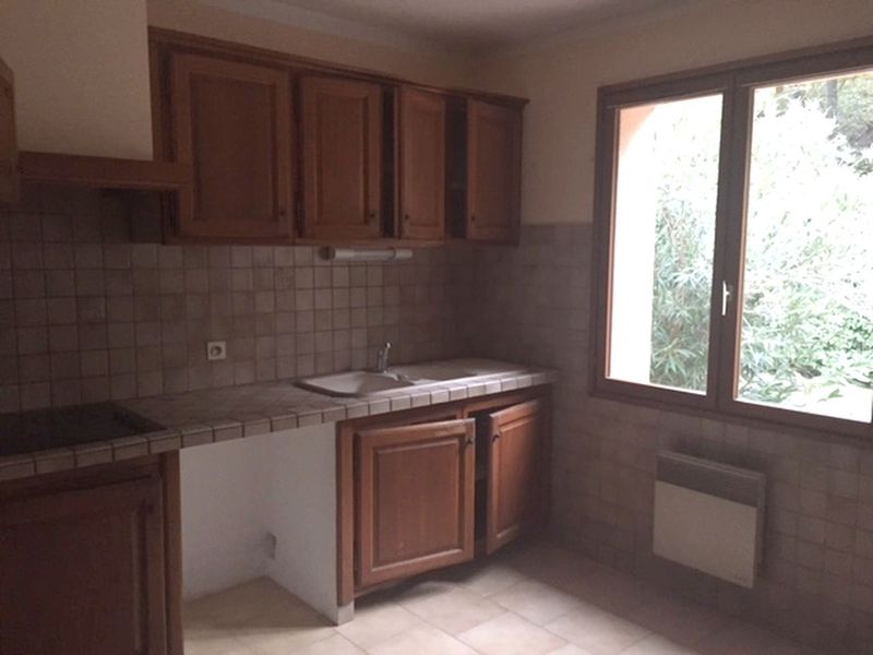 cuisine équipée d'une maison T3 à louer à ventabren 13