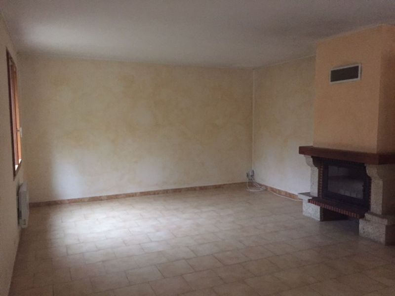 séjour exposé sud d'une maison à louer à ventabren 13122