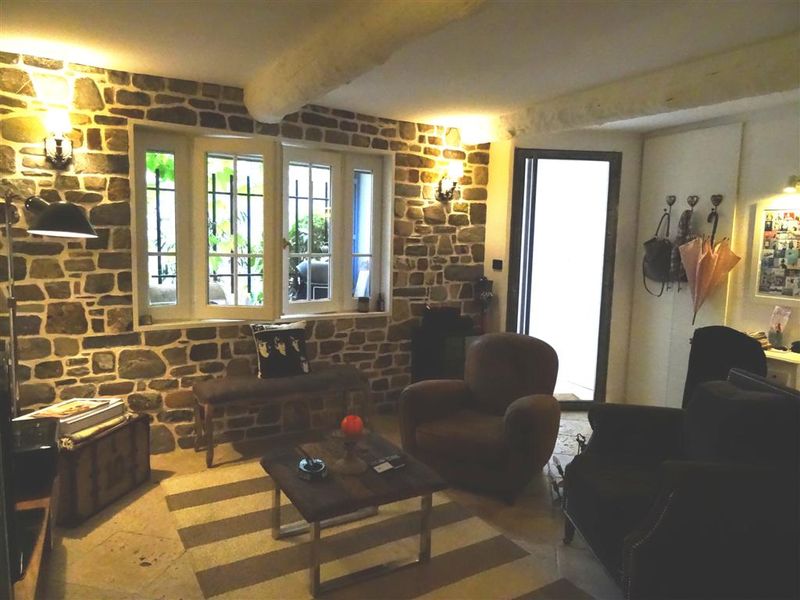 séjour avec pierres apparentes d'un T3 à ventabren