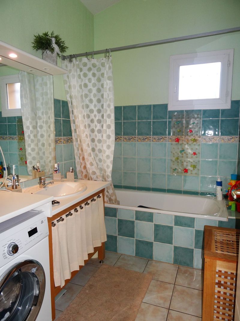 salle de bain avec fenêtre et vmc d'un appartement T3 avec balcon à vendre à velaux 13880