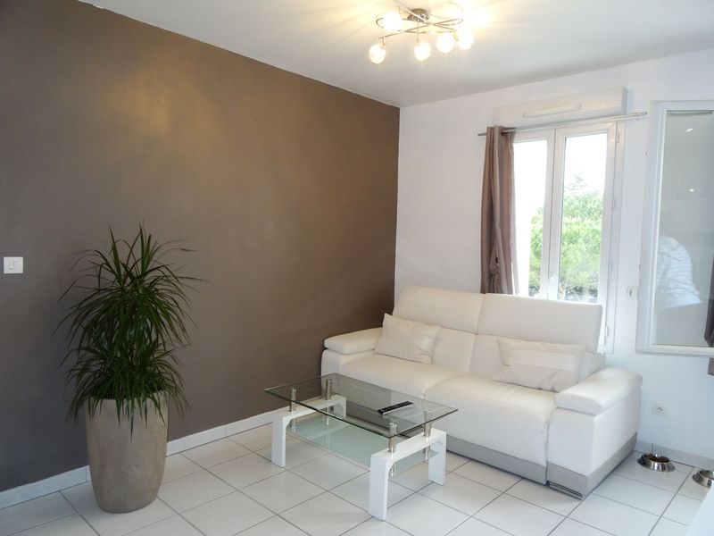 salon d'un logelent T3 2 chambre en vente à coudoux 13