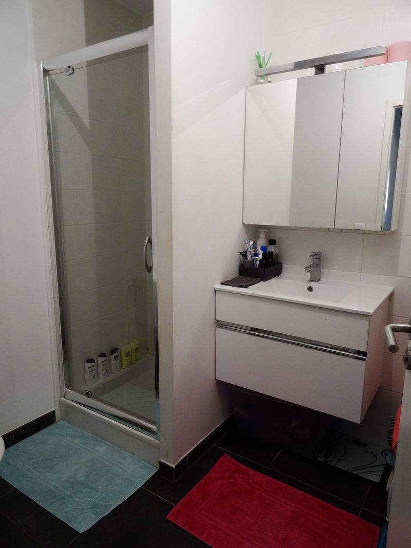 salle d'eau d'un T3 traversant à vendre à lançon de provence