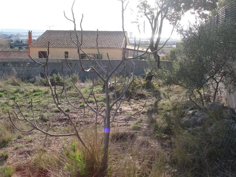Terrain  rognac departement bouches du rhone  les barjaquets terrain cloturé proche bus