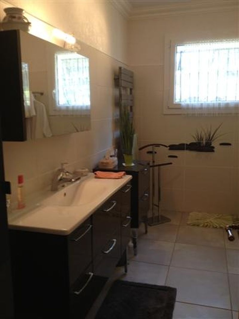 Villa  ventabren departement 13  proximite commodites secteur calme fort potentiel d amenagement