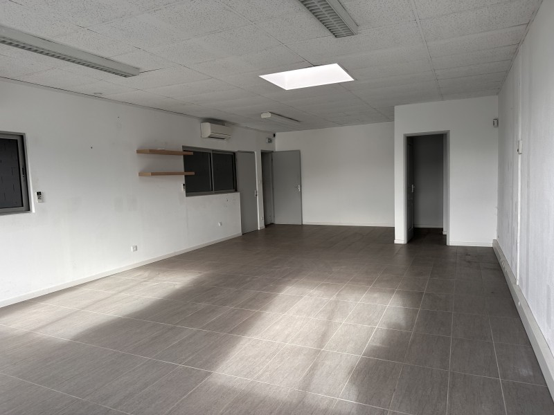 Local commercial au cœur d'un centre dynamique avec parking et visibilité