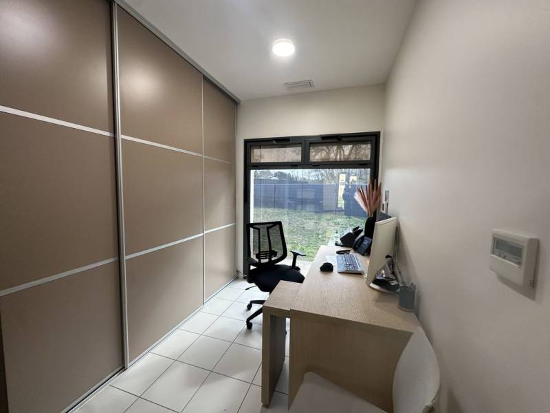 Immeuble professionnel dans un environnement économique à vendre à Velaux