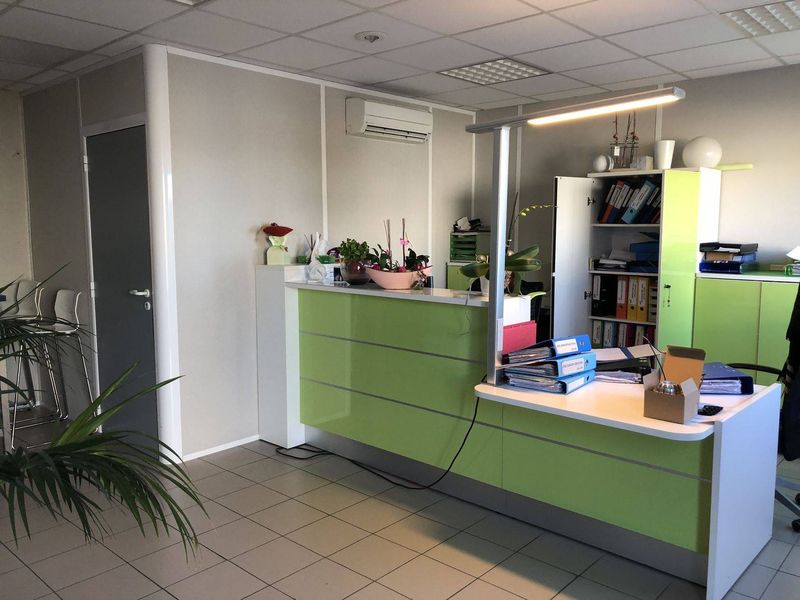 Immeuble  velaux  parc d'activités de la verdière excellent état