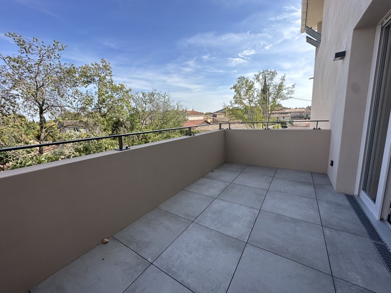 Pelissanne bel appartement T2 en location au deuxième étage avec ascenseur et parking secteur calme 13330