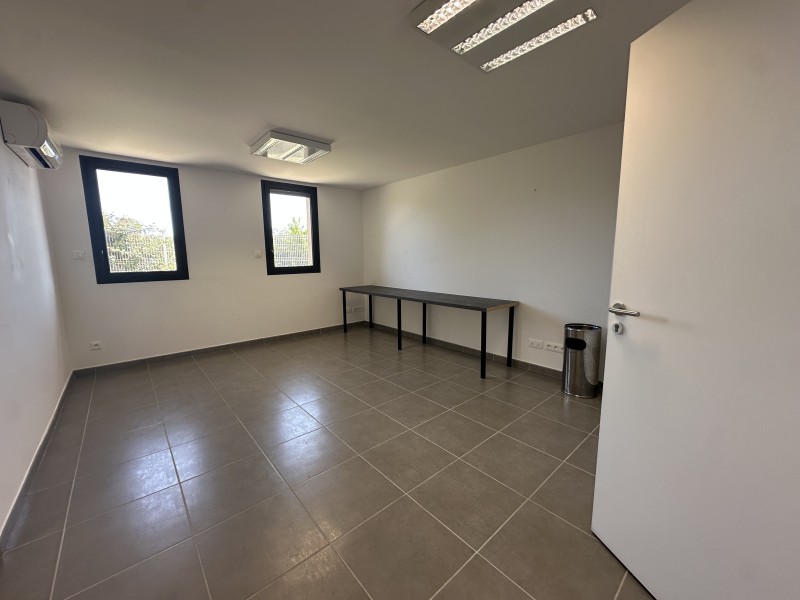 louer un espace professionnel en rdc avec parking à velaux 13880