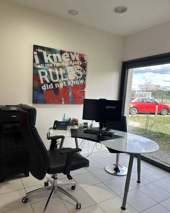 Immeuble professionnel dans un environnement économique à vendre à Velaux