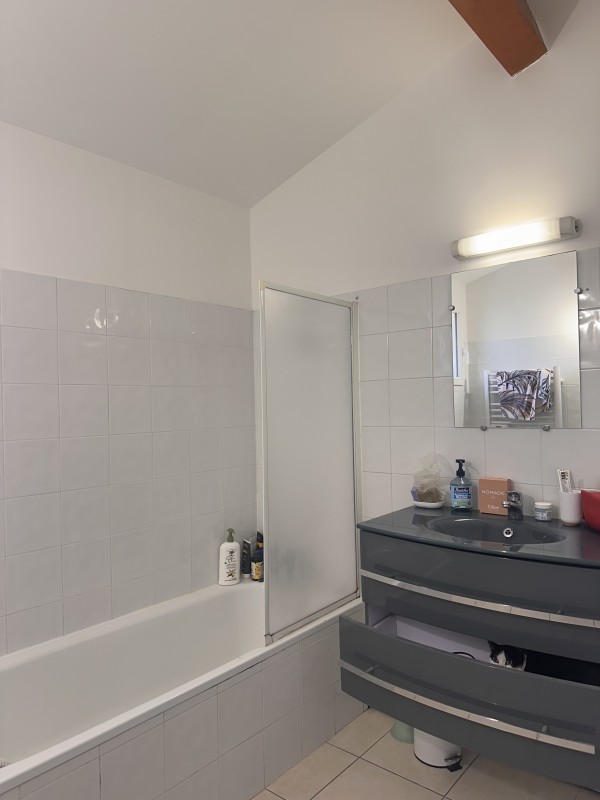 location T3 à velaux avec place de stationnement 2 chambres et terrasse