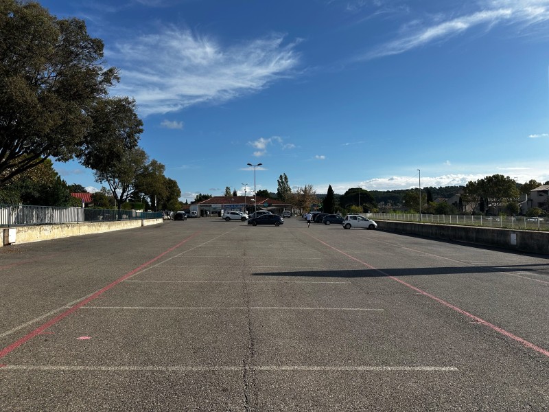 Local à louer disposant d'un parking gratuit pour la clientèle du dentre commercial à VELAUX